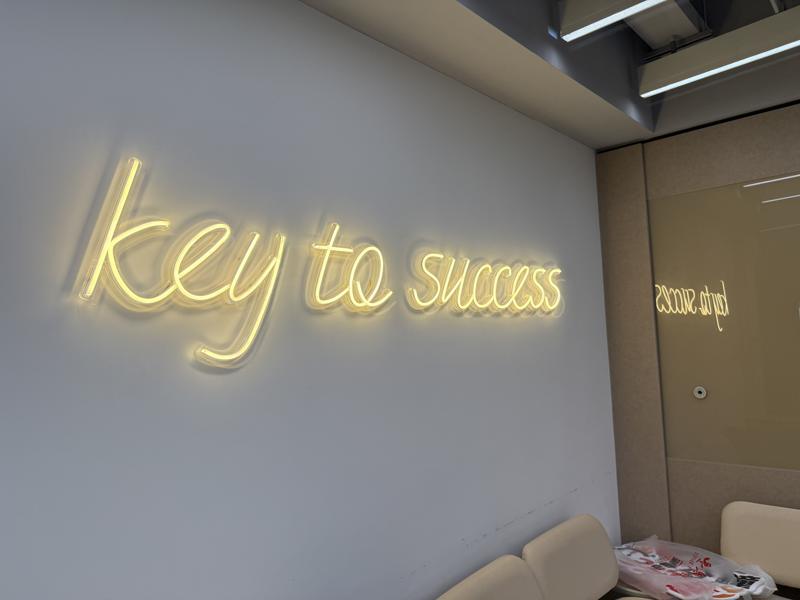 休憩區牆上的 key to success 霓虹燈